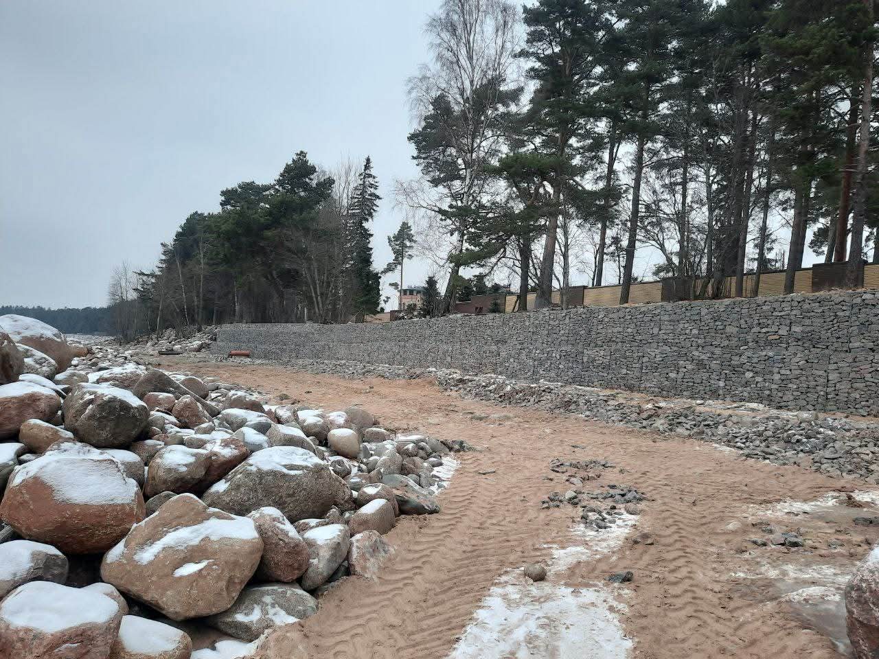 Брегоукрепване — дълга линейна габионна стена