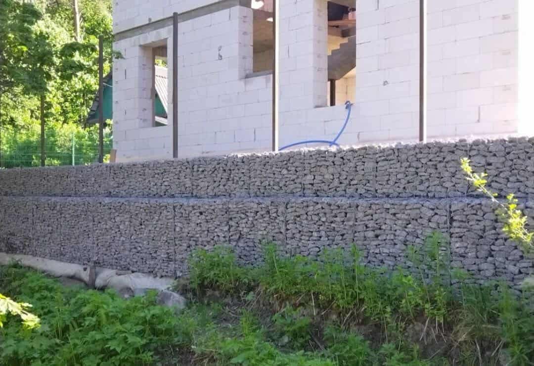 Подпорна стена в основата на нова сграда