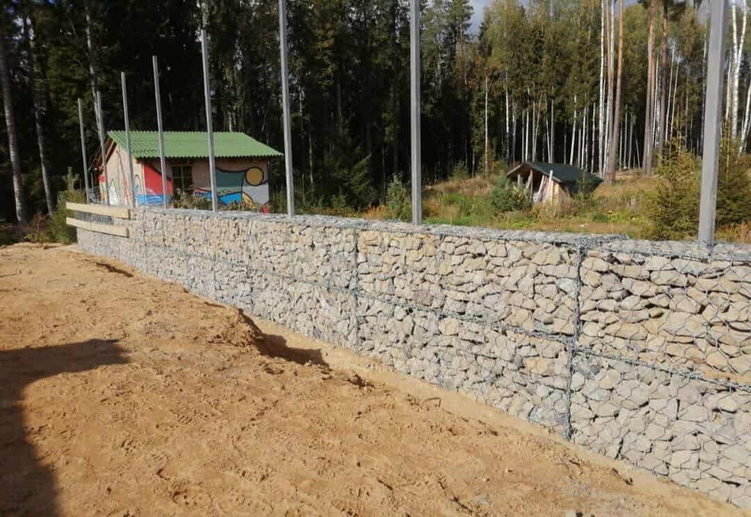 Подпорна стена с оградни колове
