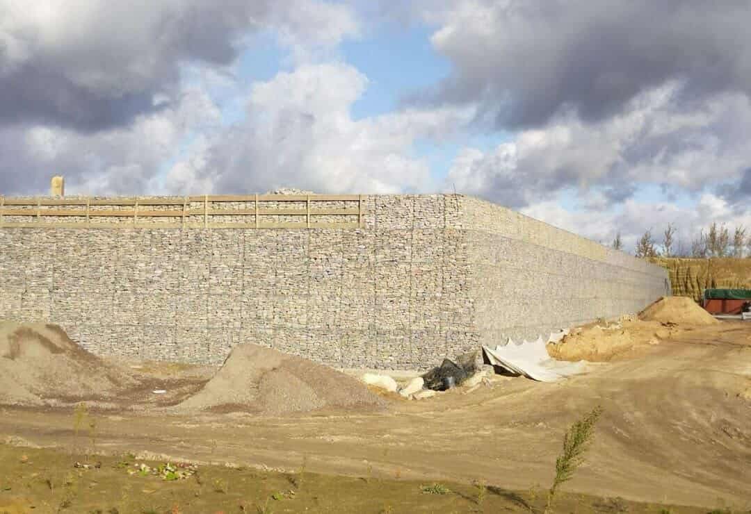 Високо укрепване с дървен парапет в горната част